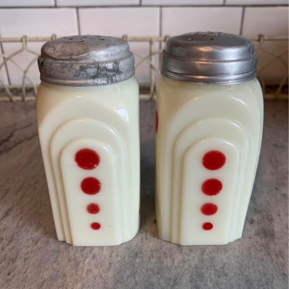 Vintage McKee Uranium Glow Red Dot Shakers Set - Picture 2 of 5